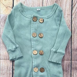 ((NEW)) Infant Girl’s Button Up One Piece Size 6 Months